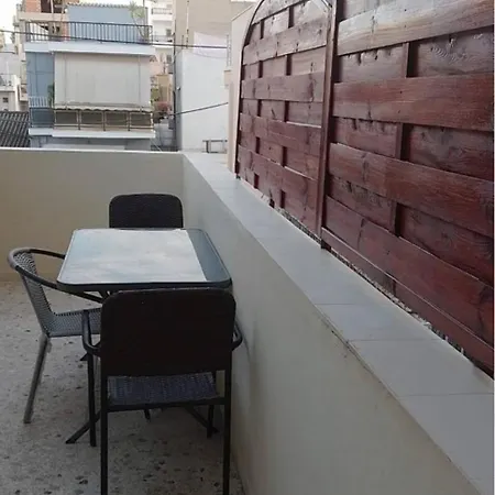 Terrace δώμα At Nikaia Metro I χρήση ταράτσας